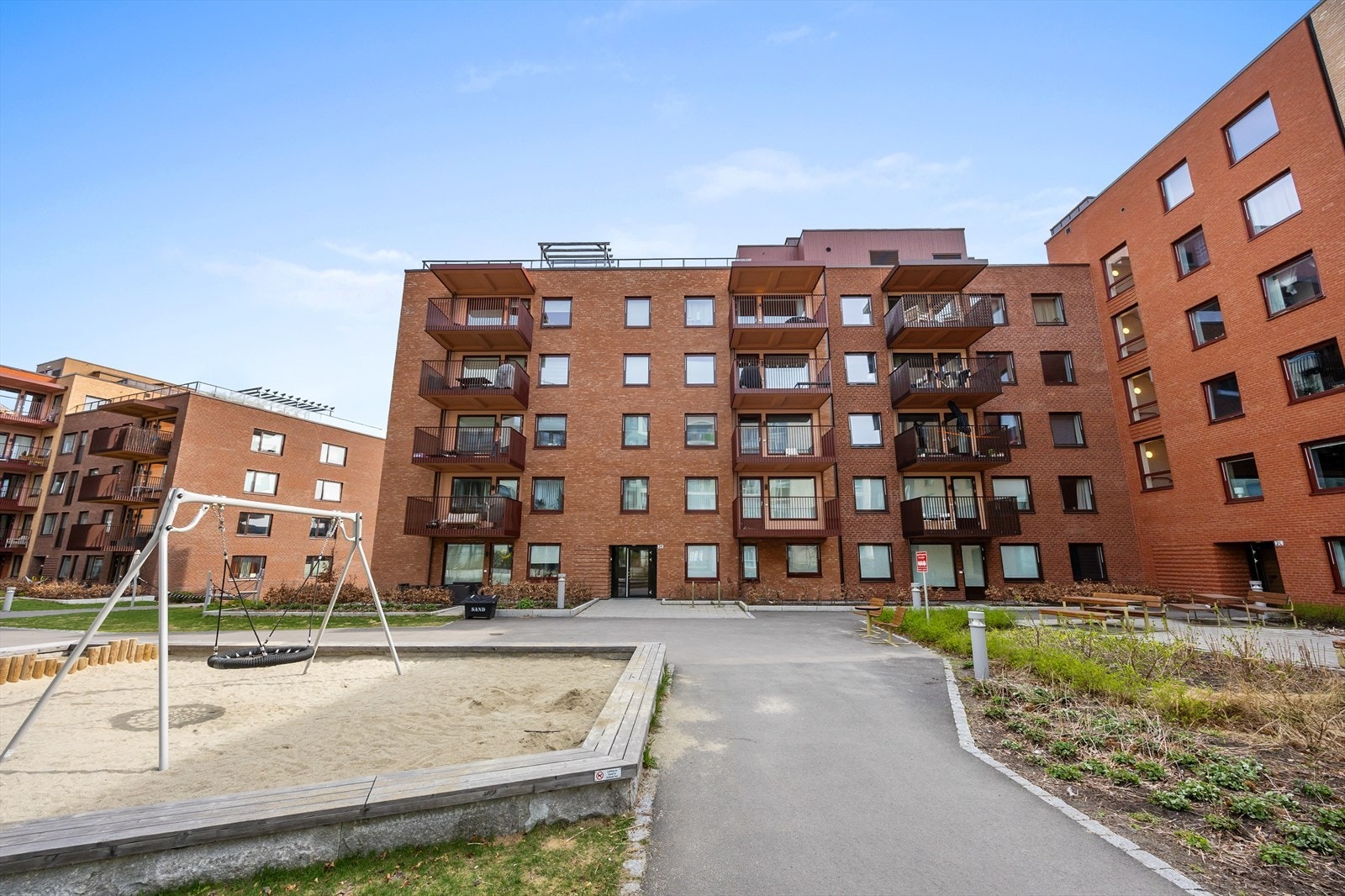 Velholdte og innbydende fellesarealer mellom bygningene. Sameiet har i tillegg flere parkeringsplasser i kjelleren som leies og selges etter tilgjengelighet. Galleribilde
