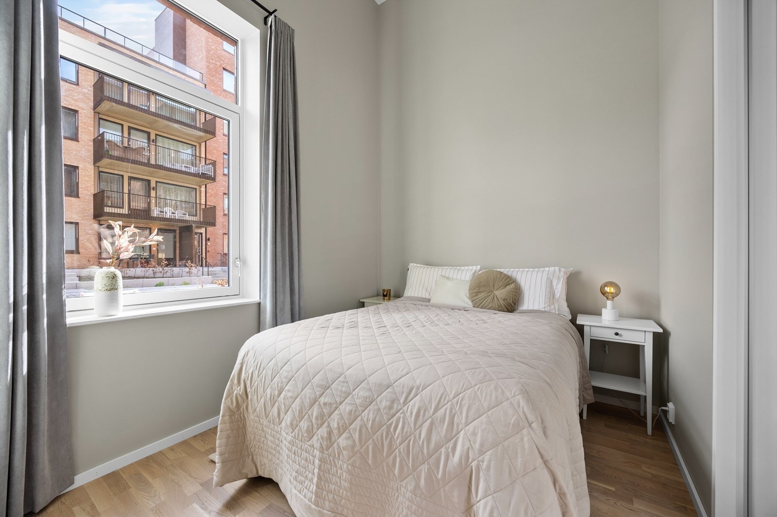 Rommet er av god størrelse og har plass til dobbeltseng og nattbord. Galleribilde