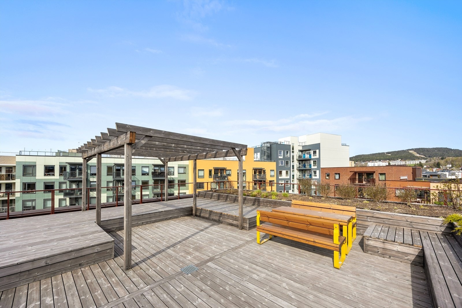 Det er heisadkomst til takterrassen, hvor det finnes flere sittegrupper. Galleribilde