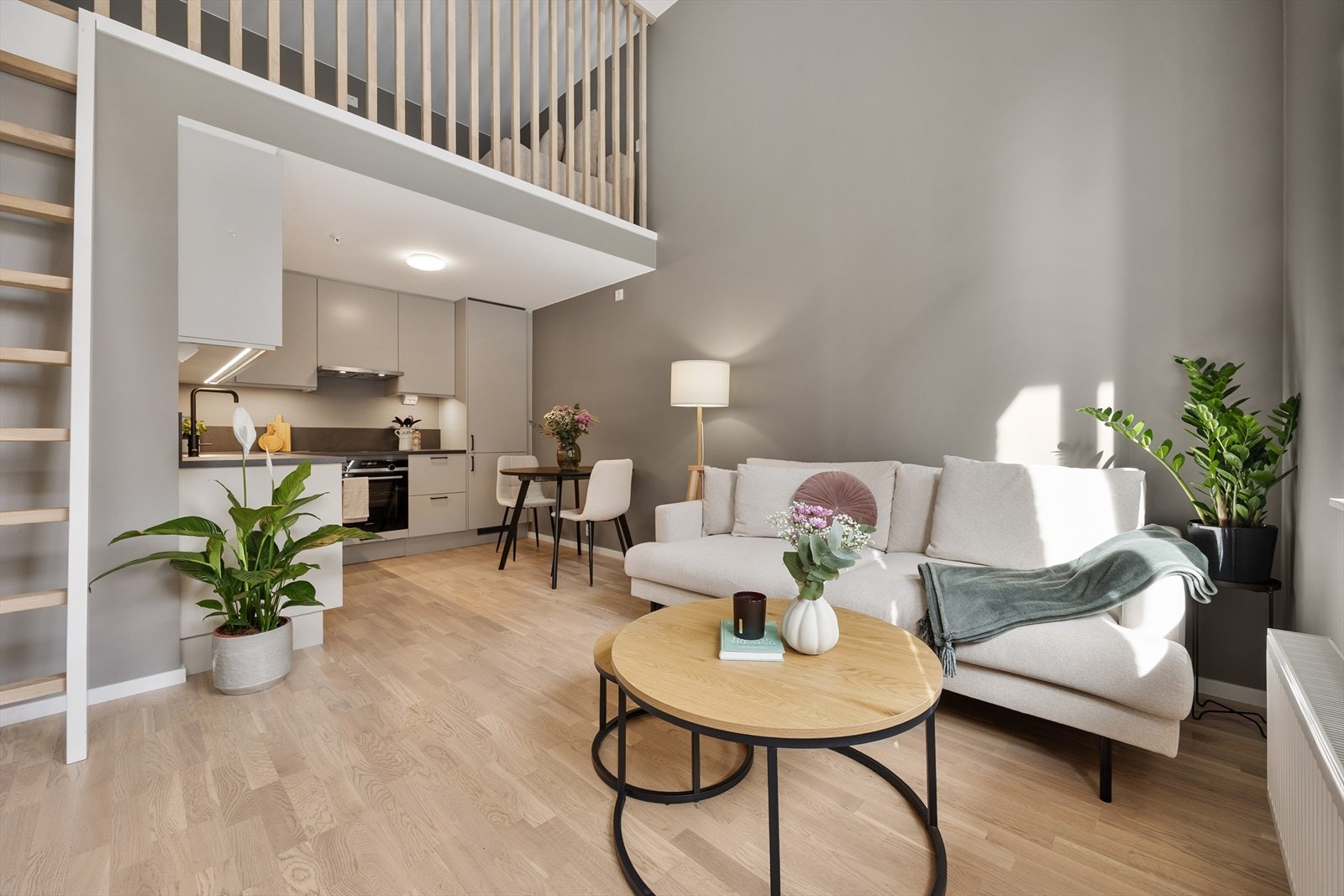 Rommet oppleves som lyst og innbydende - perfekt for sosiale sammenkomster. Galleribilde