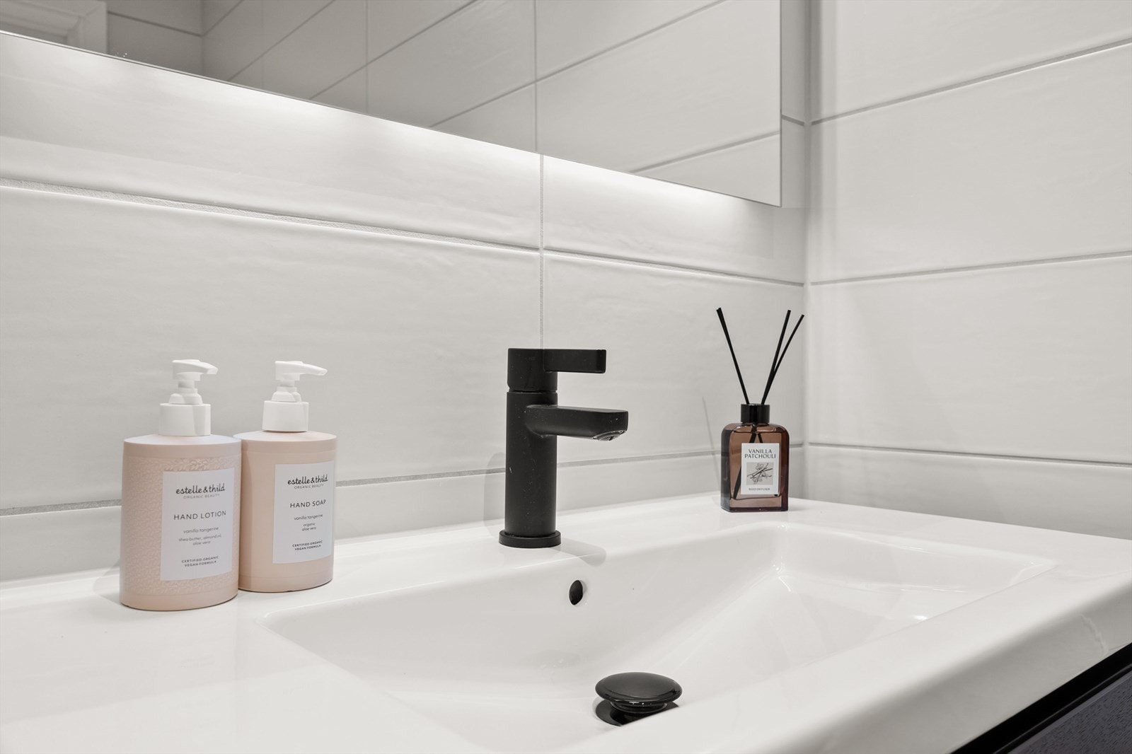 Lekre sorte detaljer på badet skaper et moderne inntrykk. Galleribilde