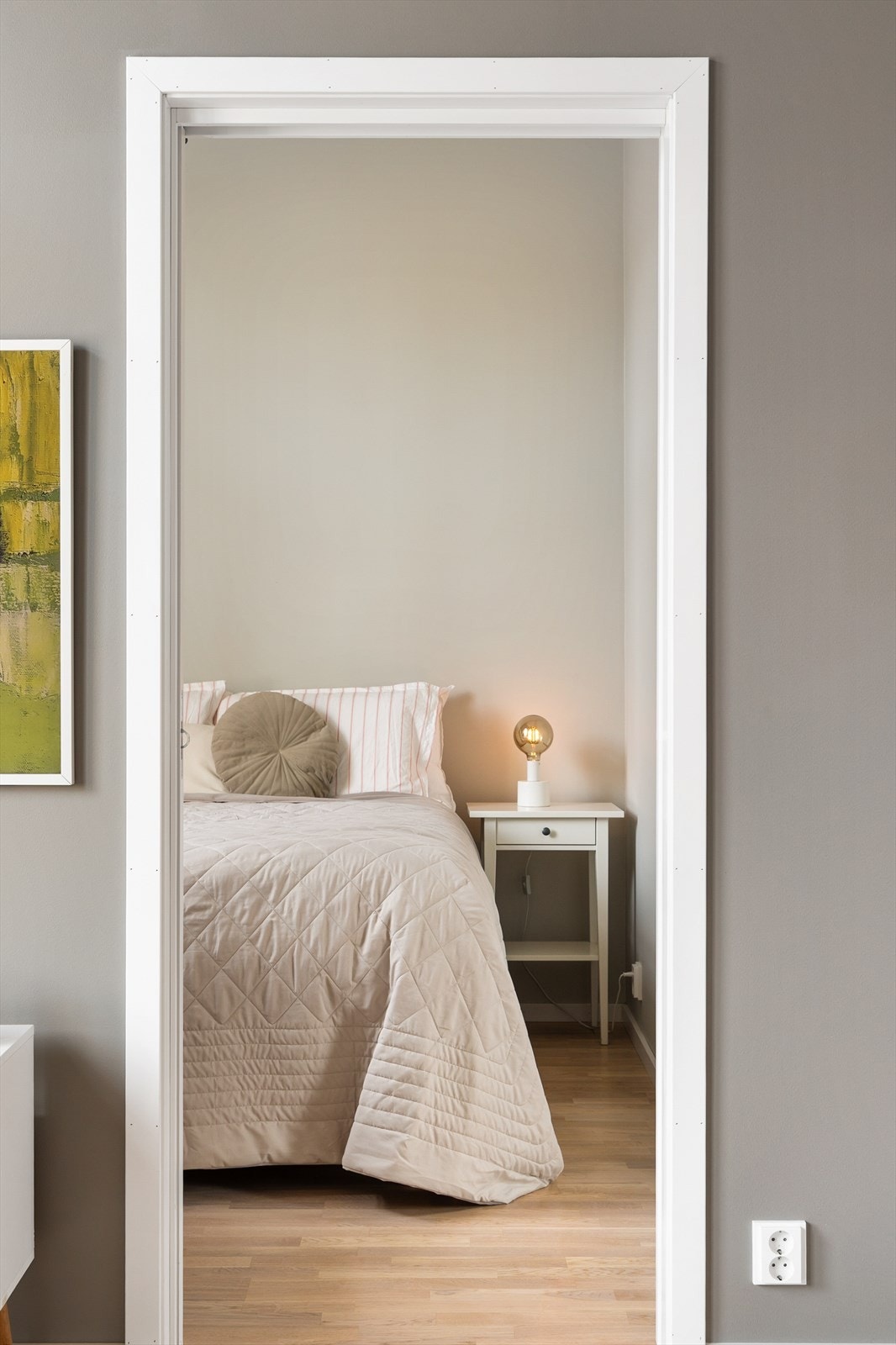 Fra stuen har man også tilgang til boligens soverom. Galleribilde
