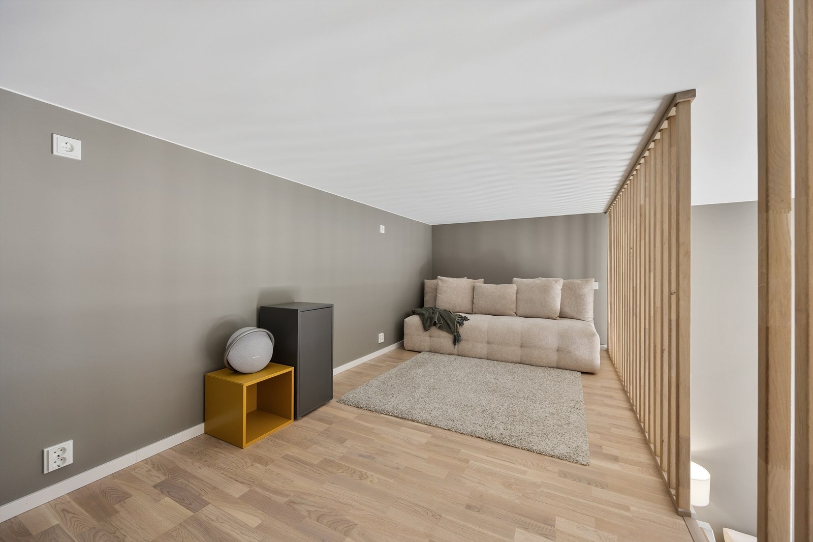 Hemsen gir mye ekstra gulvareal som ikke er målbart og dermed ikke tatt med i boligens BRA-I. Hemsen er på 11 m². Mye bolig for pengene! Galleribilde