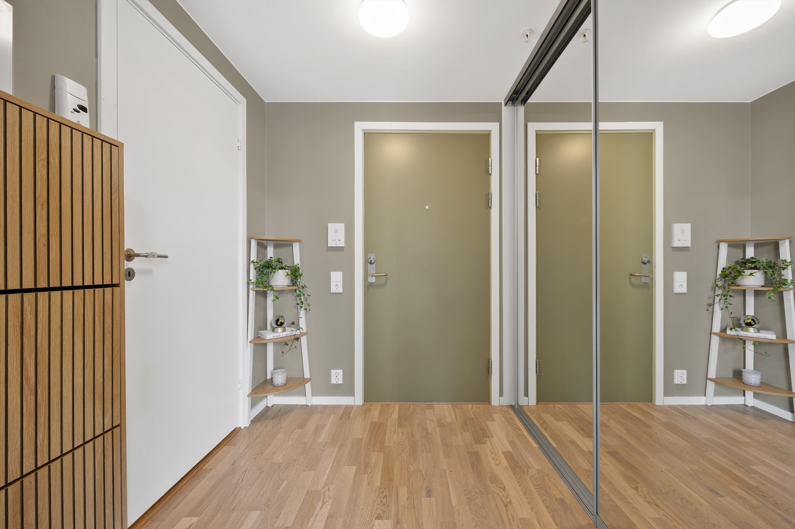 Velkommen inn til en romslig entré som leder videre inn mot boligens sosiale soner. Galleribilde