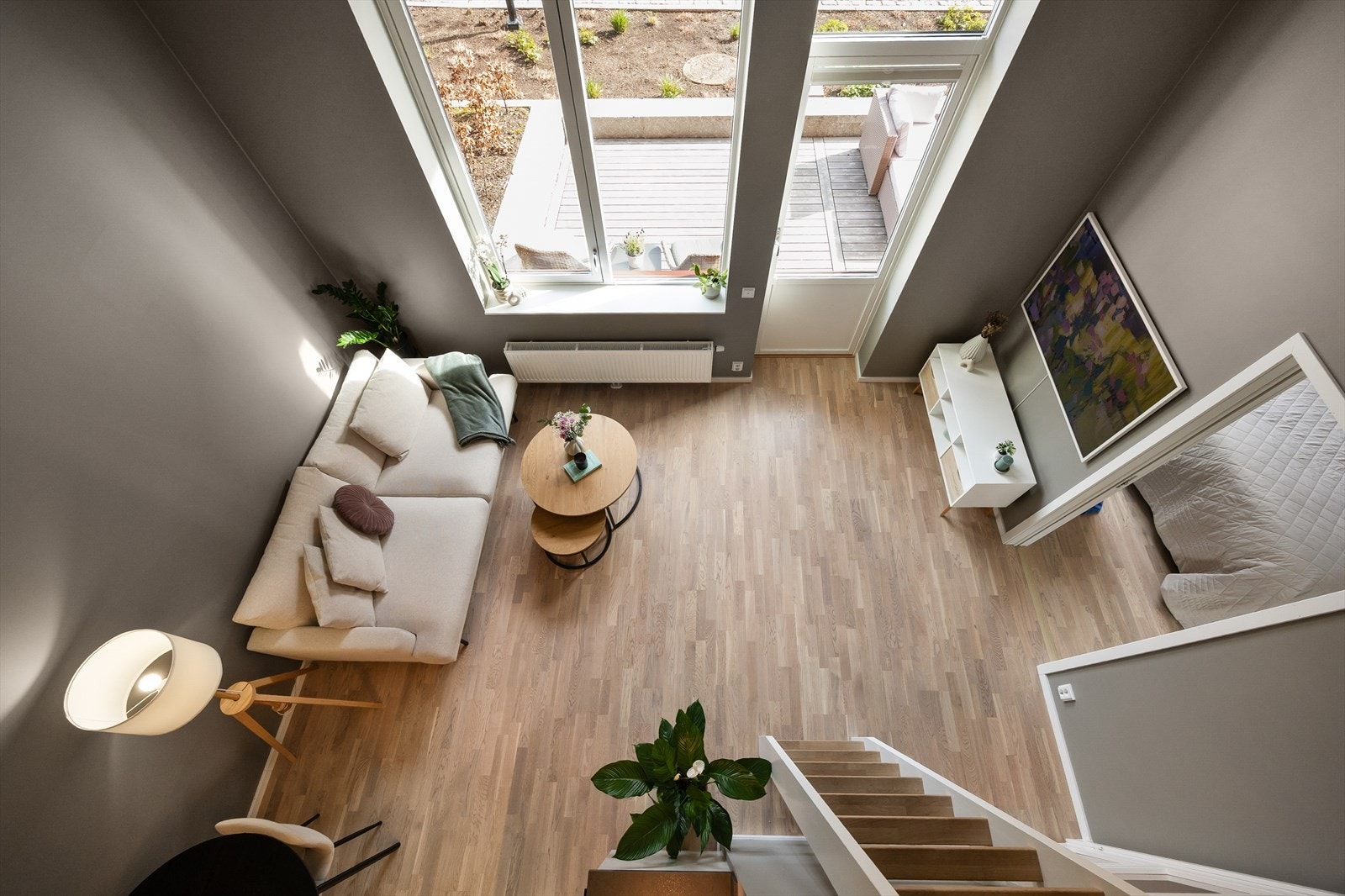 Den generøse himlingshøyden på 4,22 meter utgjør en av boligens toppkvaliteter. Leiligheten oppleves meget romslig. Galleribilde