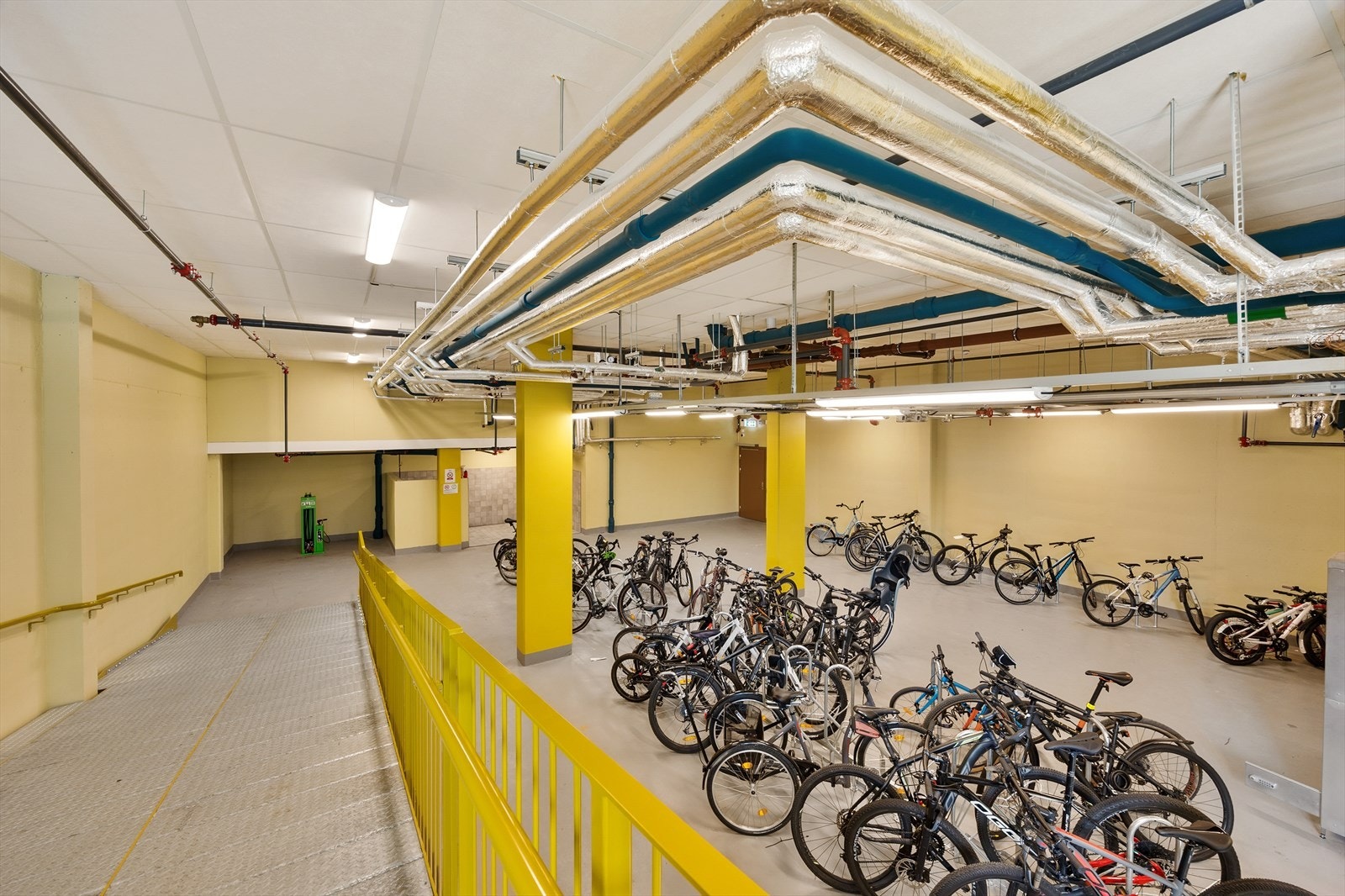 Sameiet har flere sykkelparkeringer, i tillegg til en felles stue som disponeres av seksjonseierne. Galleribilde