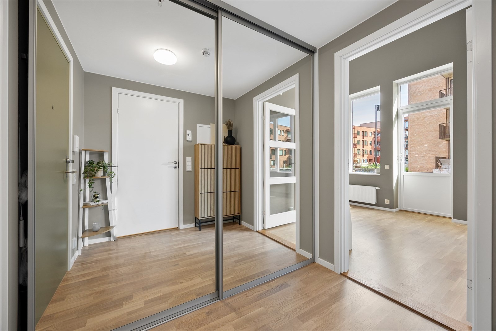 Her er det gode oppbevaringsmuligheter av yttertøy og sko i den store skyvedørsgarderoben. Galleribilde