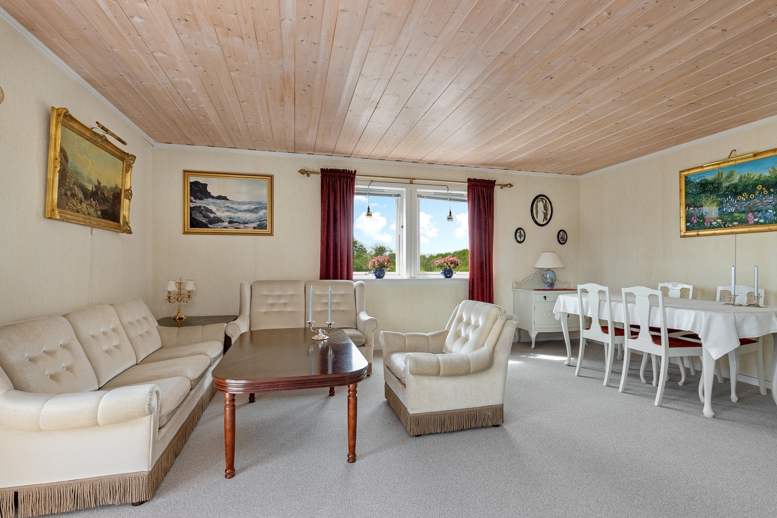 Romslig stue med plass til både spisebord og sofagruppe. Galleribilde