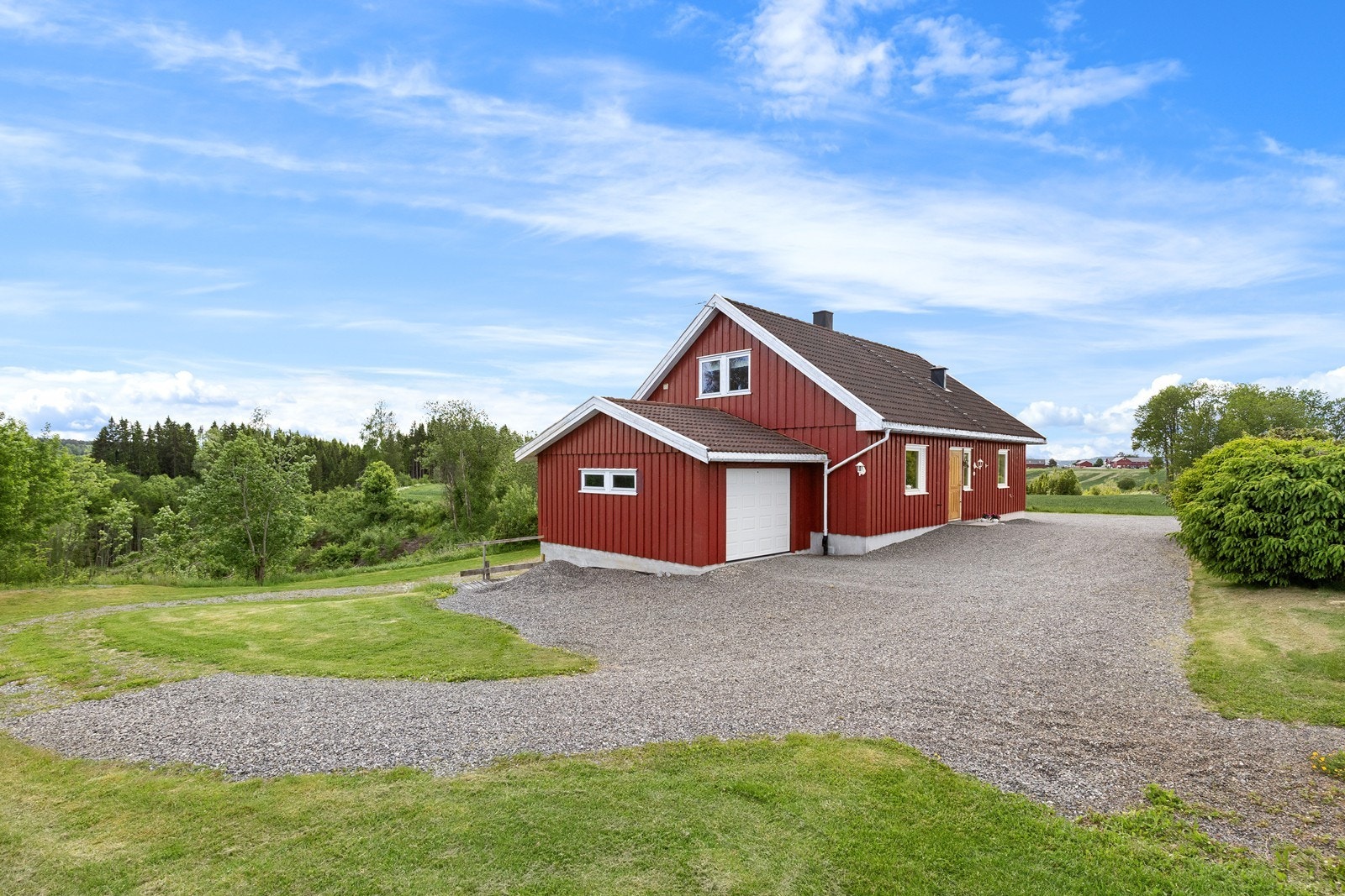Tomten er opparbeidet med plenarealer og singlet innkjørsel. Galleribilde