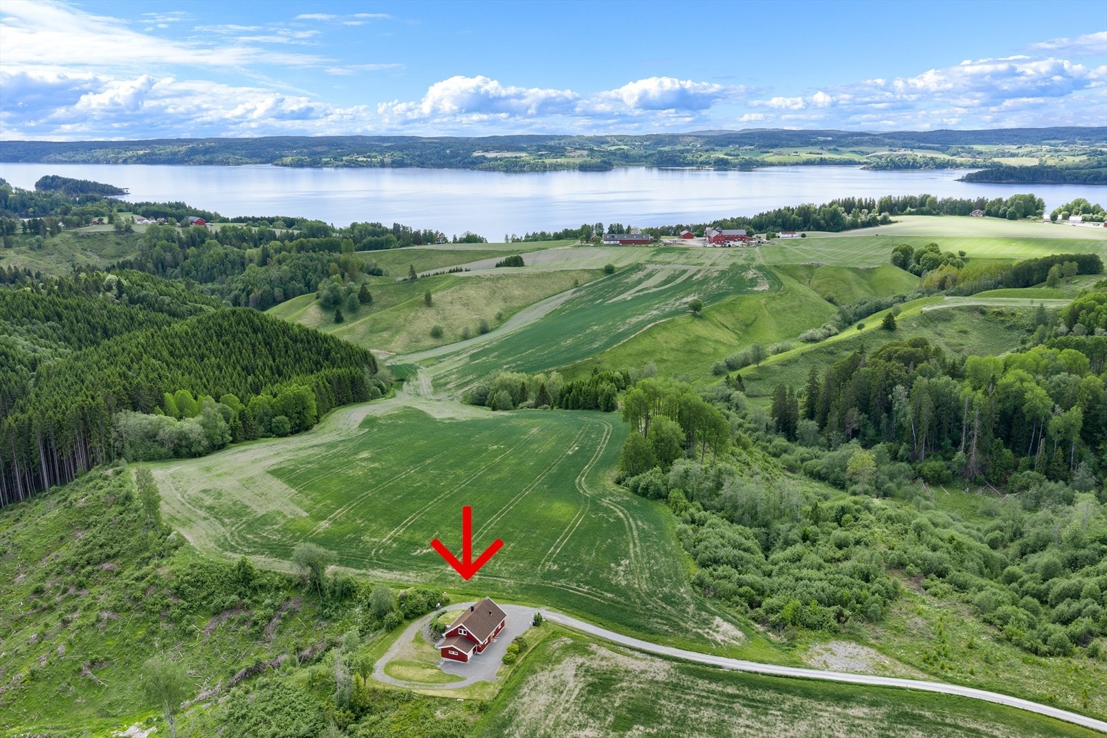Eiendommen ligger i naturskjønne omgivelser med utsikt over landskapet. Galleribilde