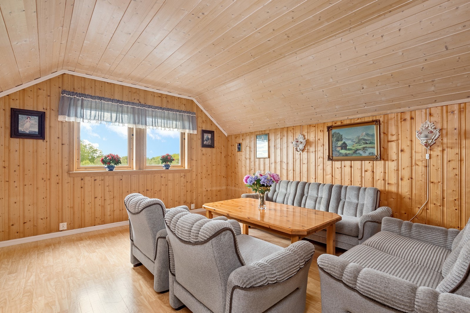 Store vindusflater slipper inn naturlig lys og gir utsikt til uteområdet. Galleribilde