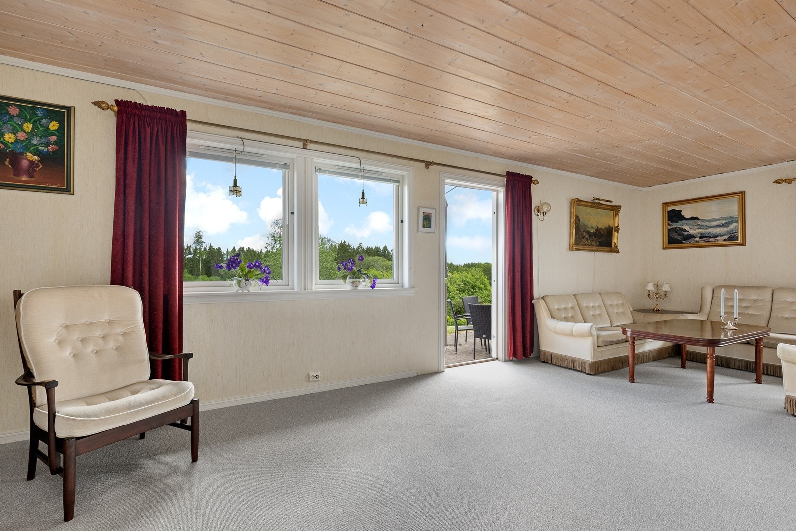 Fra stuen er det direkte utgang til terrasse for enkel tilgang til uteområdet. Galleribilde