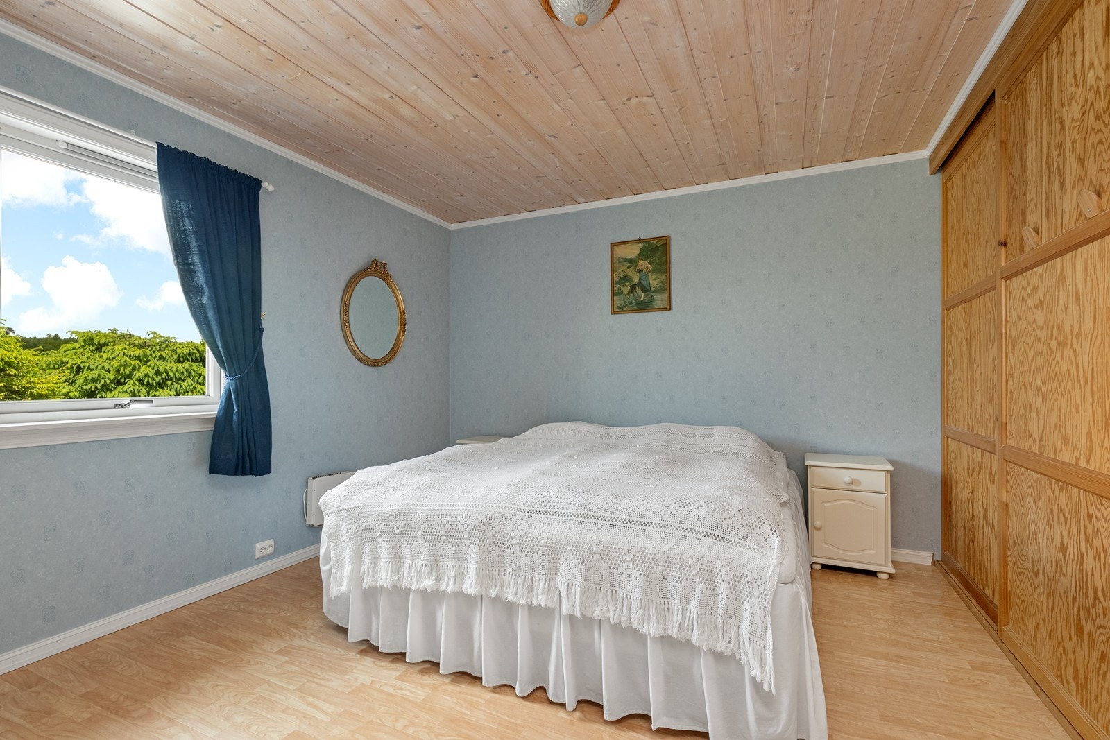 Plass til dobbeltseng og en garderobeløsning gir god oppbevaringsmulighet i soverommet. Rommet inneholder romslig møbelsnekkerbygd skyvedørsgarderobe. Galleribilde
