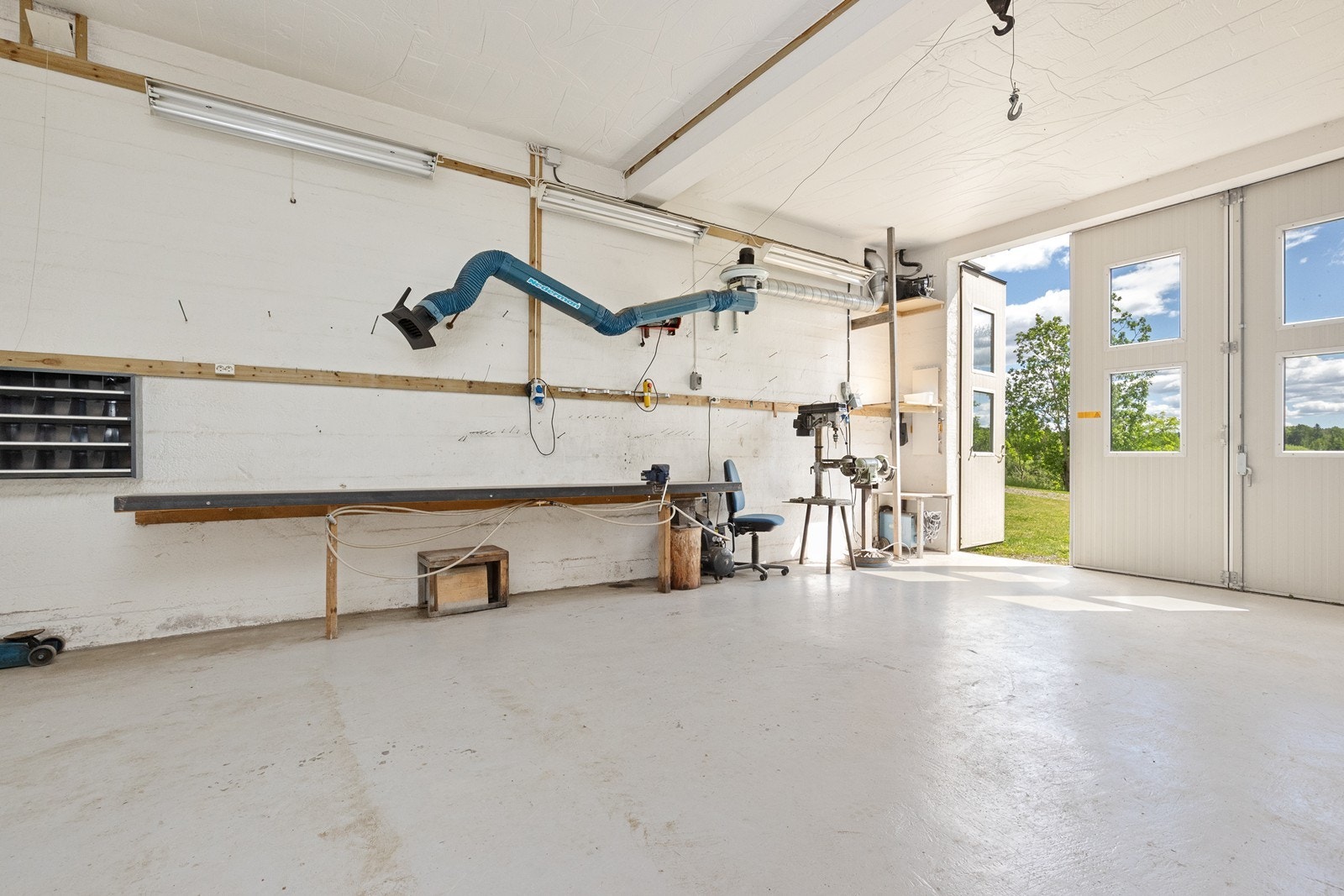Verkstedet har stor stålbenk, inkluderer en stor, funksjonell verkstedsport fra byggeåret og betonggulv som egner seg til tyngre arbeid. Galleribilde