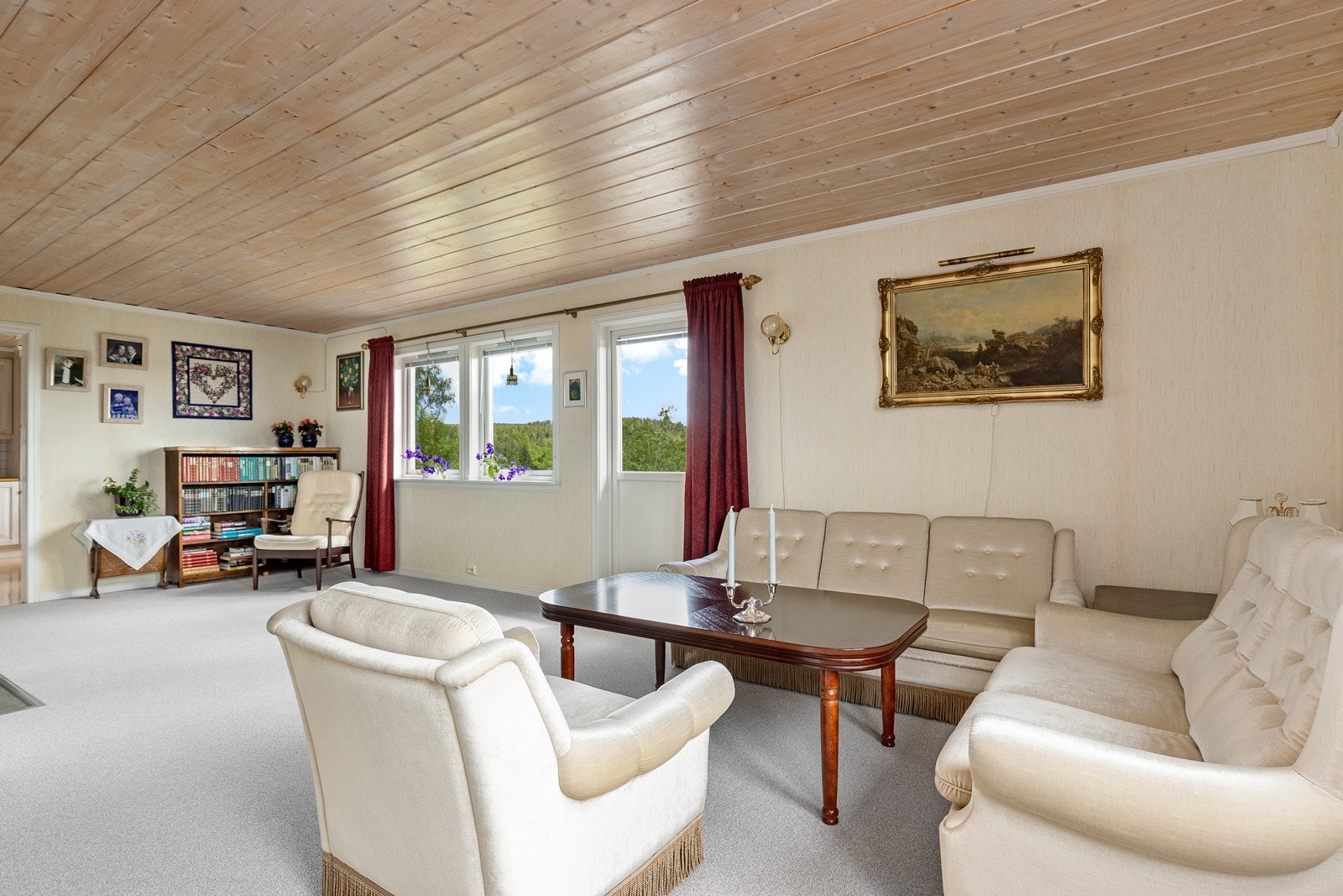 Stue med plass til både sofagruppe og bokhylle, ideelt for samvær. Galleribilde