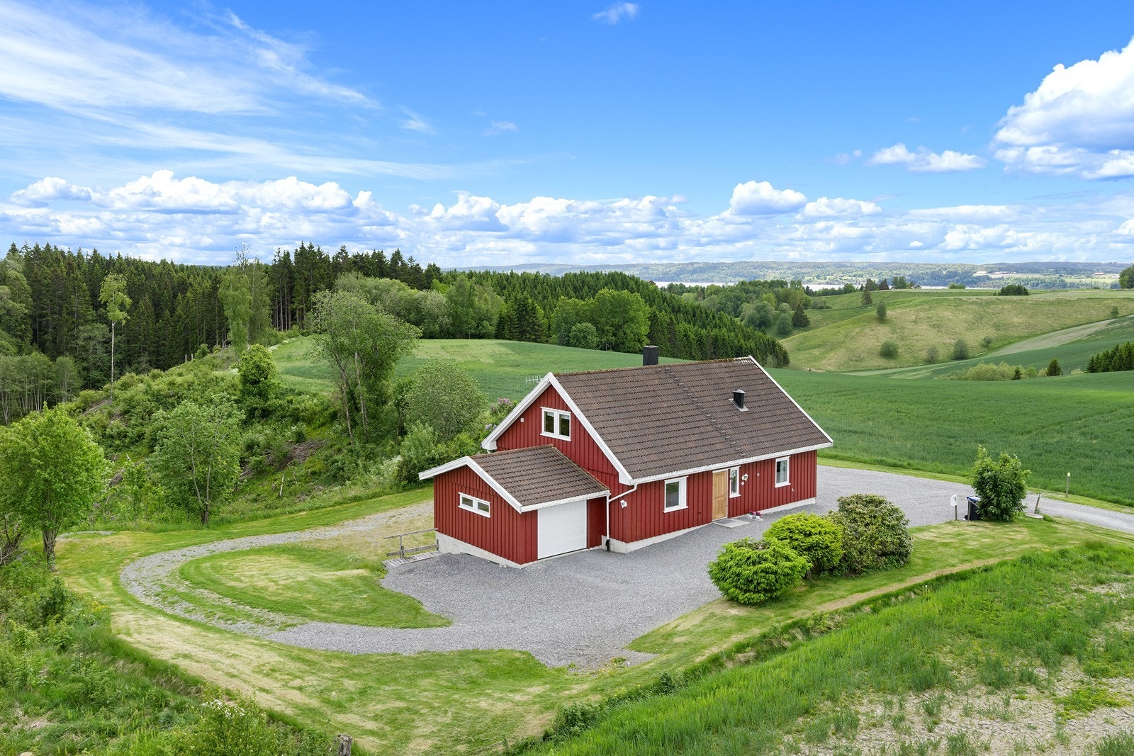 Tomten er på 1 558,7 m² og består av dels flatt og dels skrående område. Galleribilde