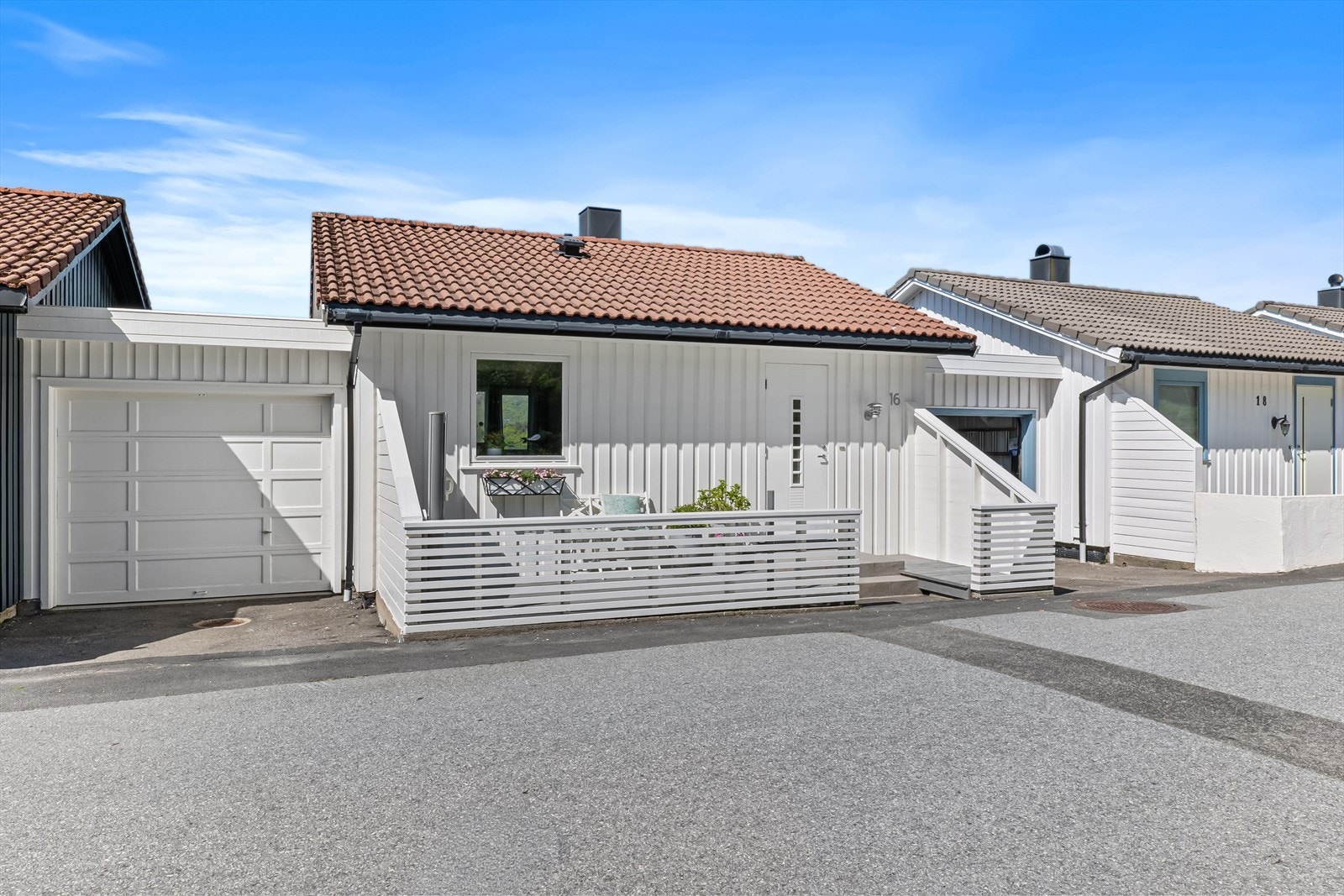 Tilhørende garasje til venstre på bildet. Galleribilde