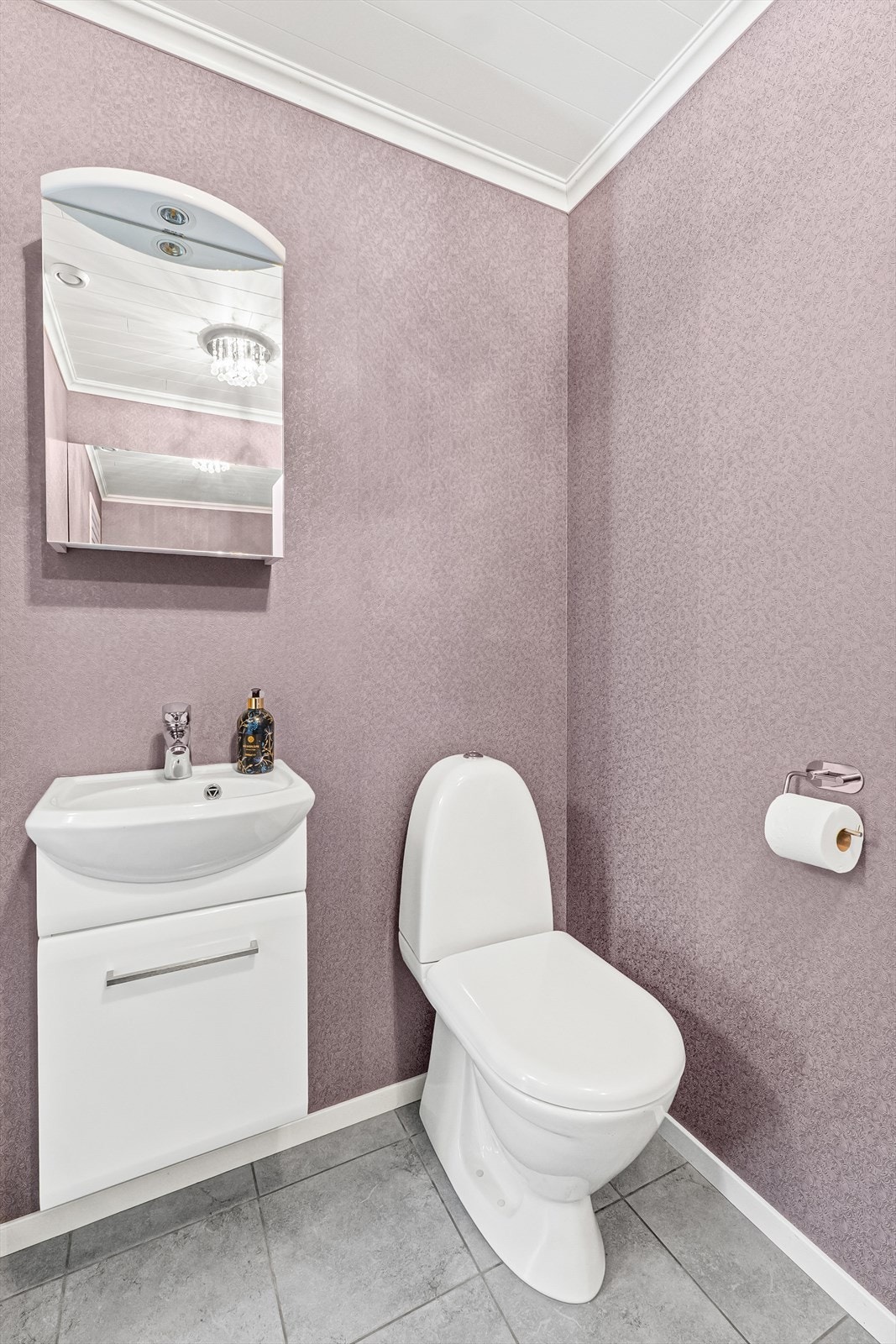 Toalettrom i hovedetasjen med servant og wc, samt innredning med skapplass. Galleribilde