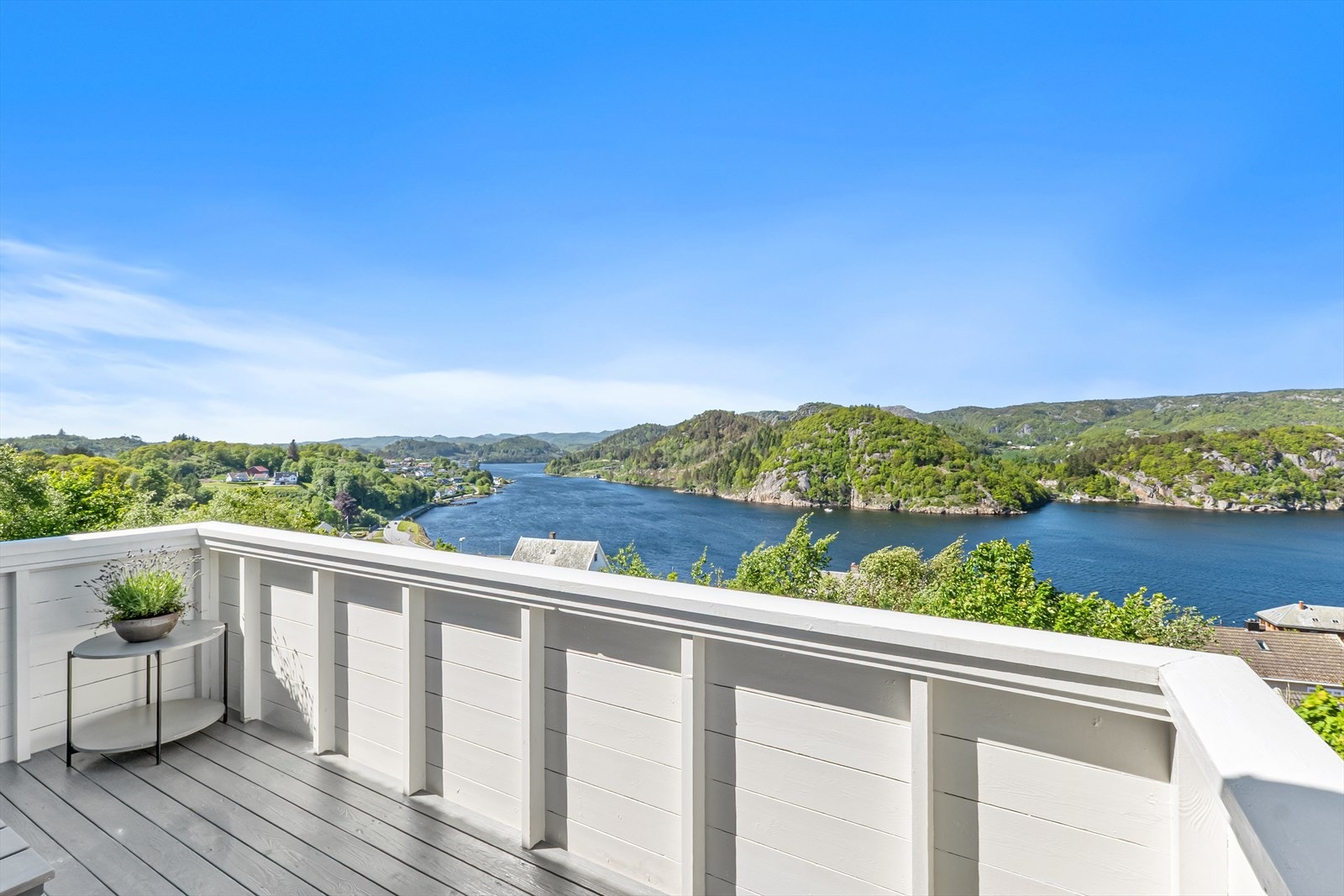 Herfra er det nydelig sjøutsikt og flotte solnedganger! Galleribilde