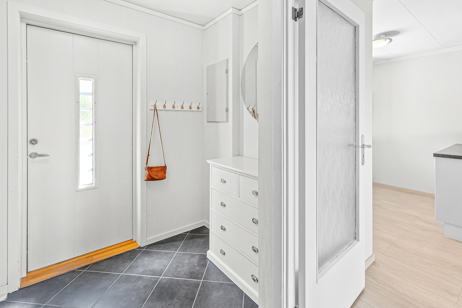 Direkte inngang fra bakkeplan inn til boligens hovedetasje. Galleribilde