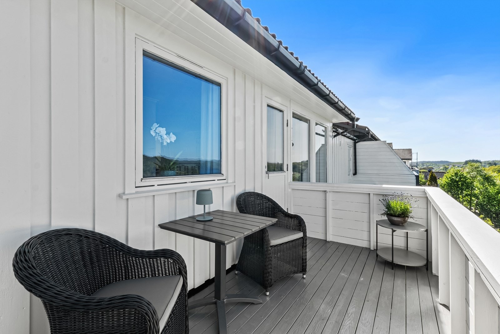 Terrasse med utgang fra stue i hovedetasje. Galleribilde