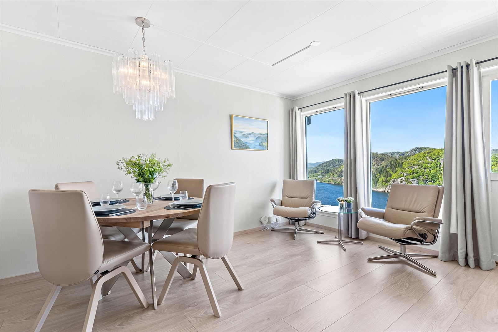 Nyt den flotte utsikten fra spisebordet. Galleribilde