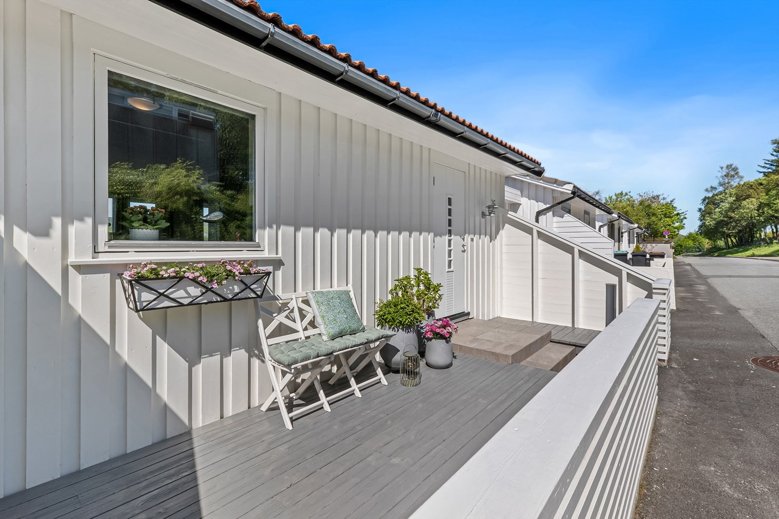Hyggelig inngangsparti med morgensol. Galleribilde