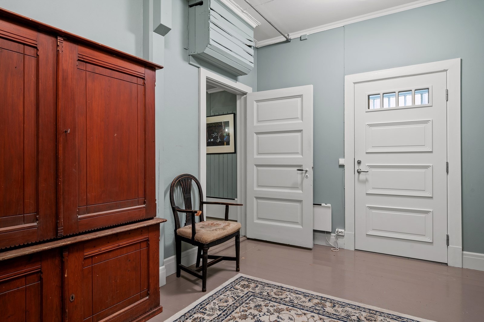 Stor gang som gir gode muligheter for å sette fra seg sko og annet yttertøy. Galleribilde