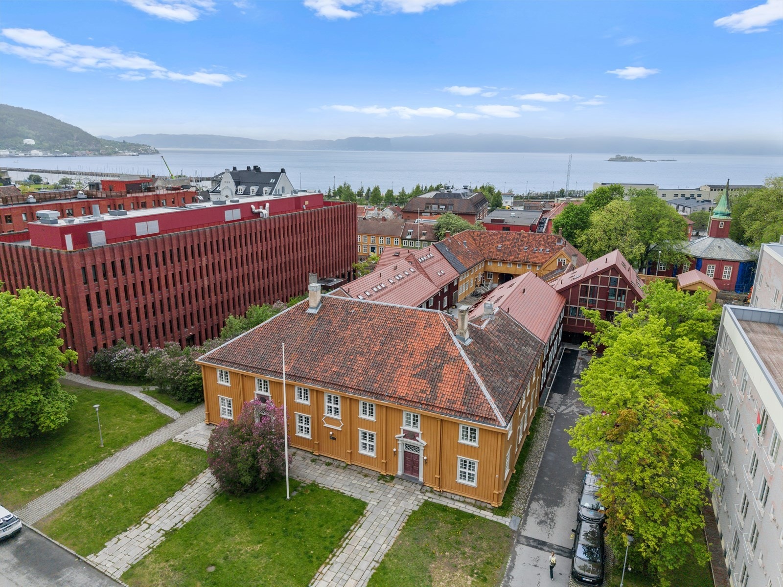 Her bor du midt i sentrum med alt du trenger av servicetilbud like i nærheten. Galleribilde