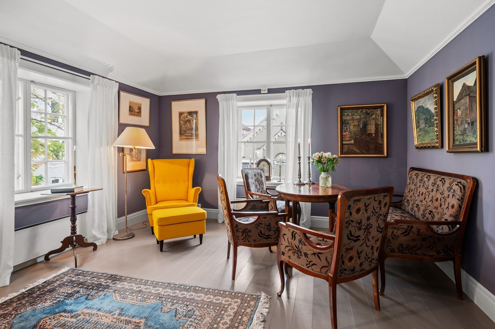 Videre inn finner vi stue som måler 15,5 m². Galleribilde