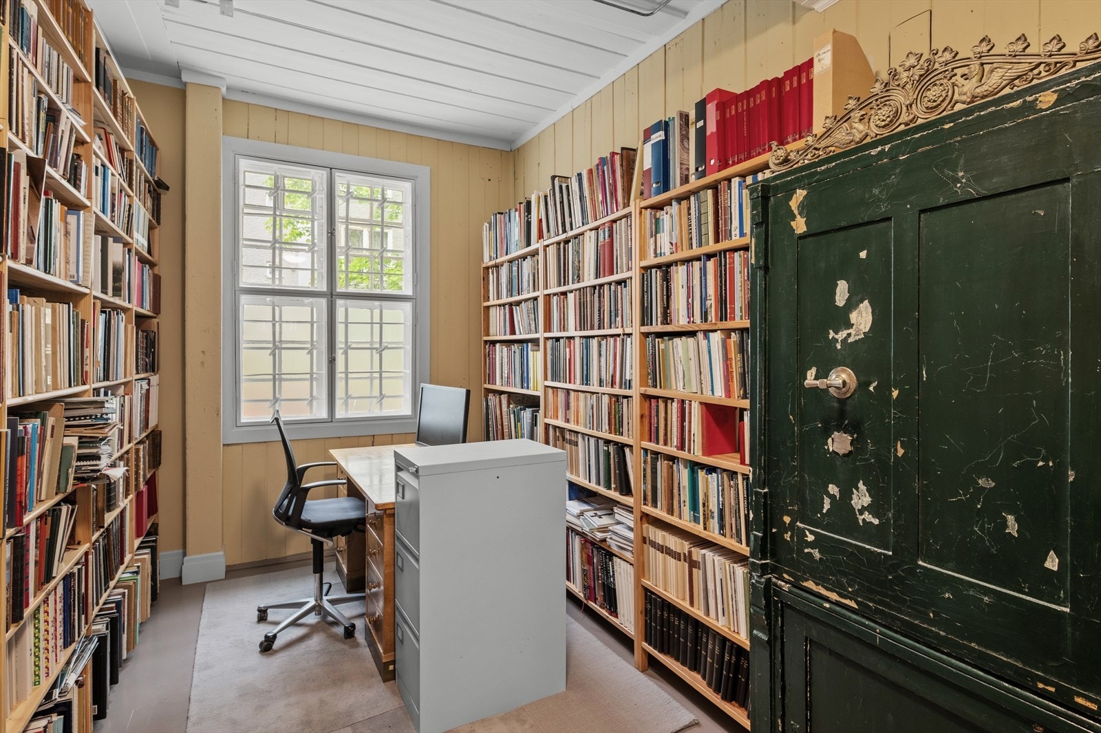 Bibliotek som i dag er i bruk som kontor. Galleribilde