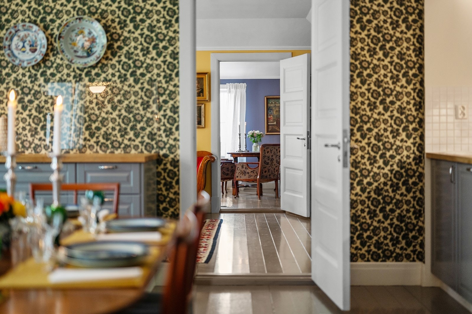 Videre inn finner spisestue. Galleribilde