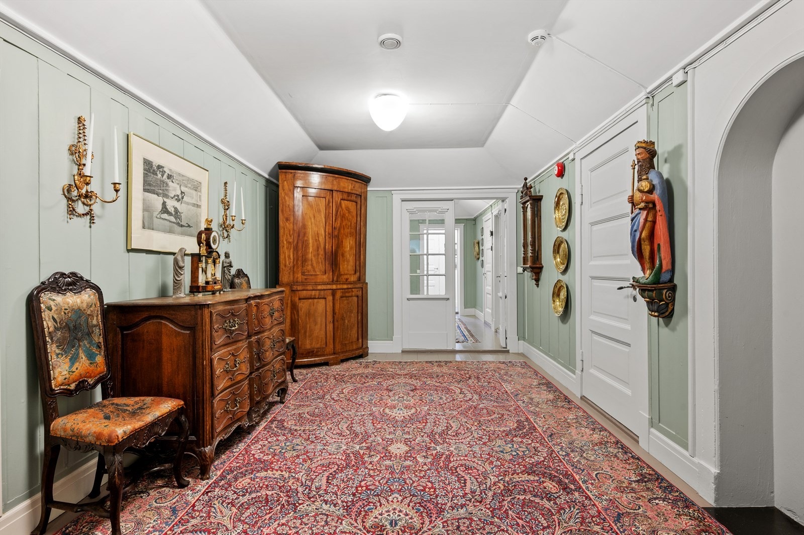 Romslig hall som knytter sammen rommene. Galleribilde
