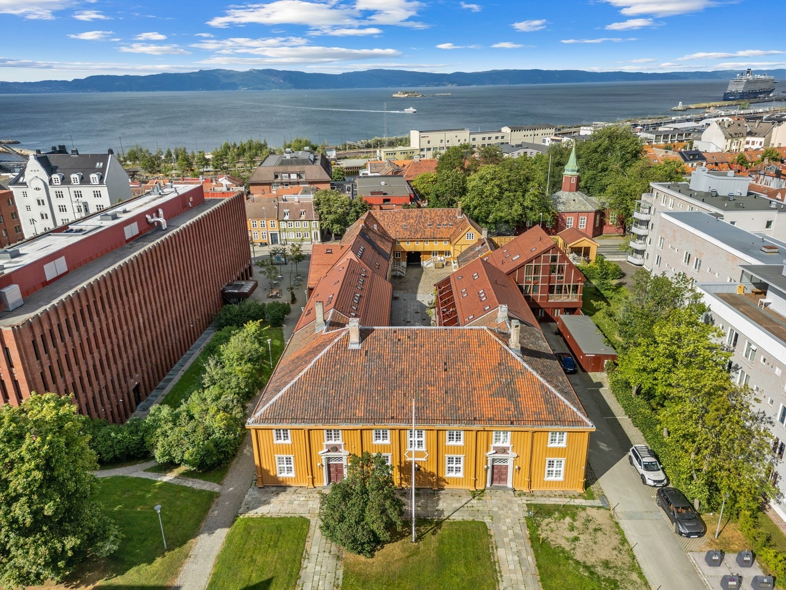 Boligen er en del av det som en gang var Trondheim tukthus og har en lang historie. Bygget har blant annet vært brukt som lagmannsrett og kirkesal. Galleribilde