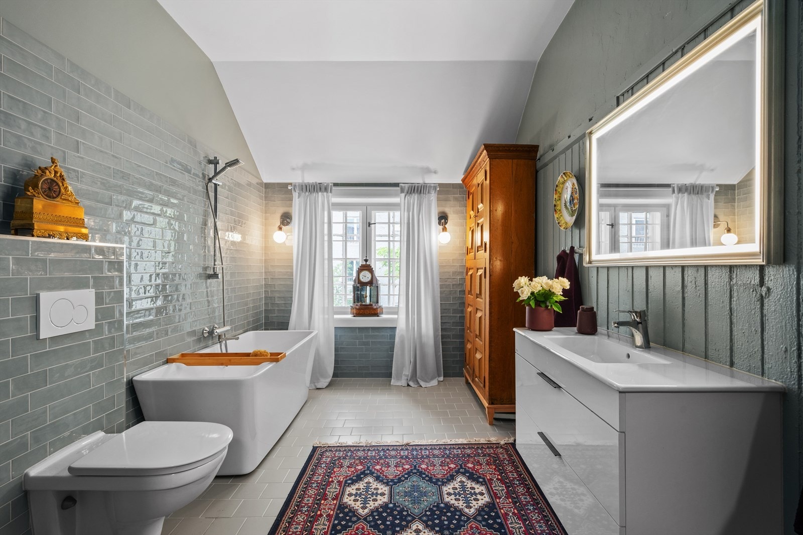 Pent og flislagt bad på hele 12 m². Galleribilde
