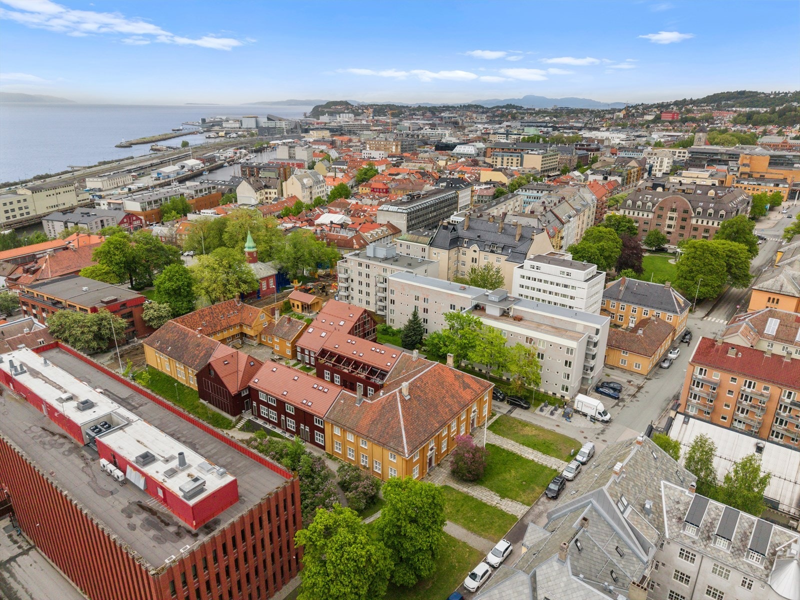 Tukthuset har en svært interessant historie. Leiligheten er en del av sameiet som omfatter de eldre byggene i Erling Skakkes gate 60 og Kongens gate 85. Galleribilde