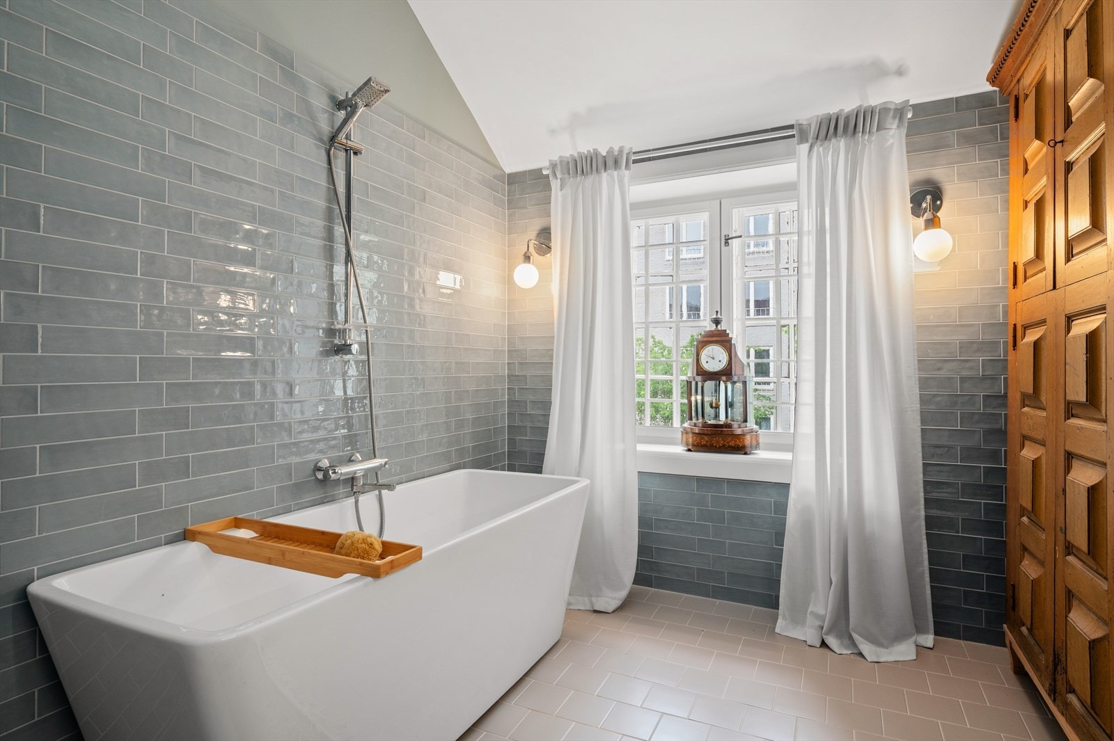 Badet er utstyrt med både dusj og badekar, vegghengt toalett og servant med gode oppbevaringsmuligheter. Galleribilde