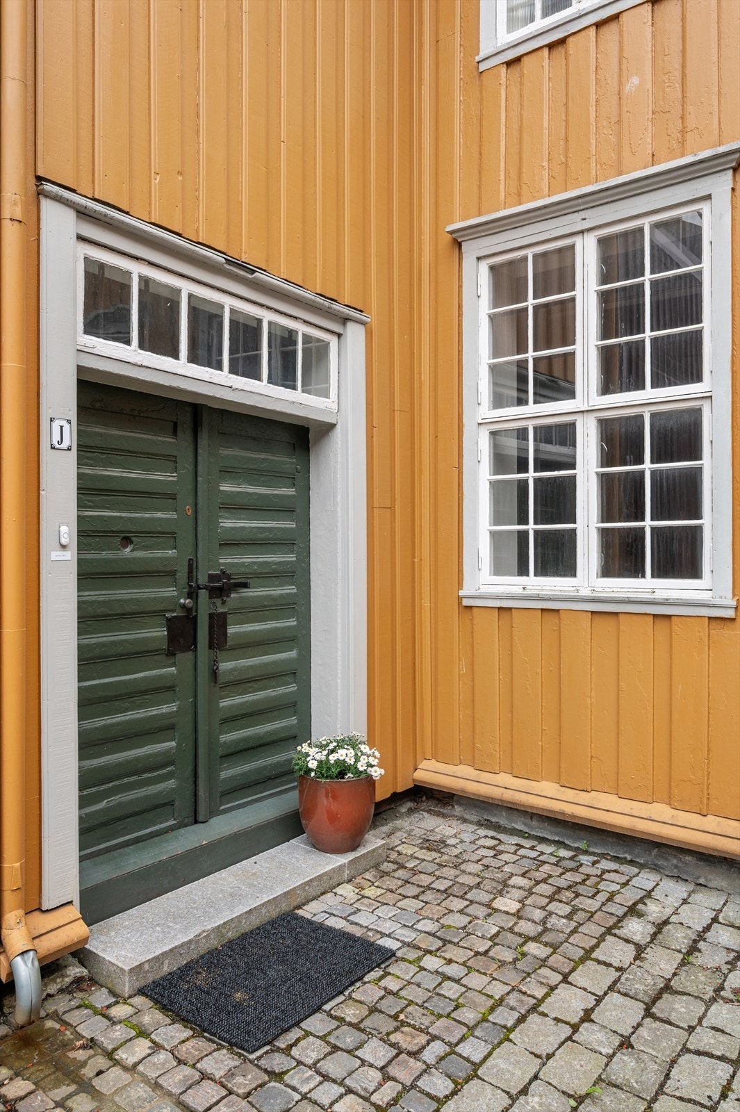 Velkommen inn! En helt særegen selveierleilighet over to plan. Galleribilde