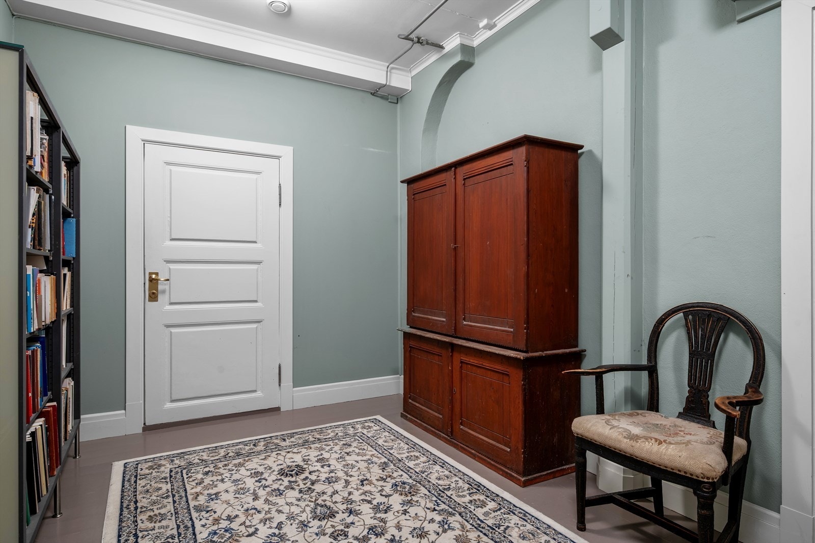 Videre inn er biblioteket. Galleribilde