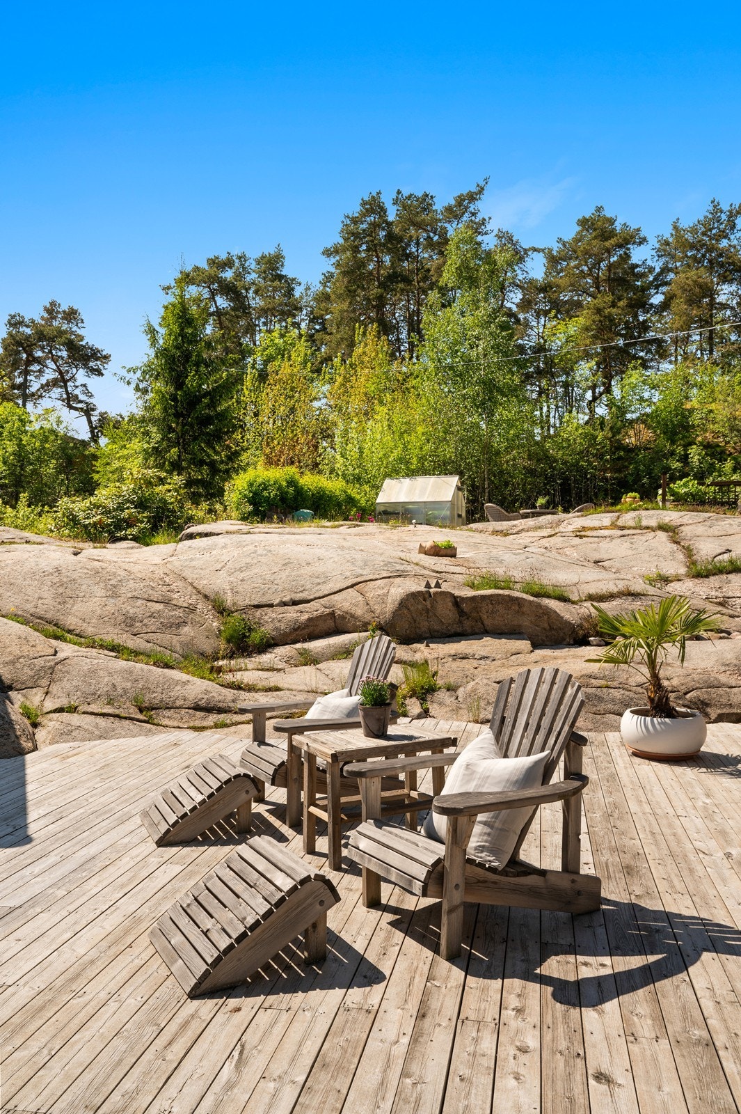 Tomten er dels opparbeidet og er dels naturtomt, med fjell i dagen. Galleribilde