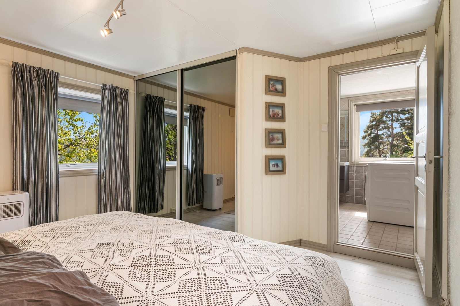 Ett av boligens tre soverom, med plassbygget garderobe. Galleribilde