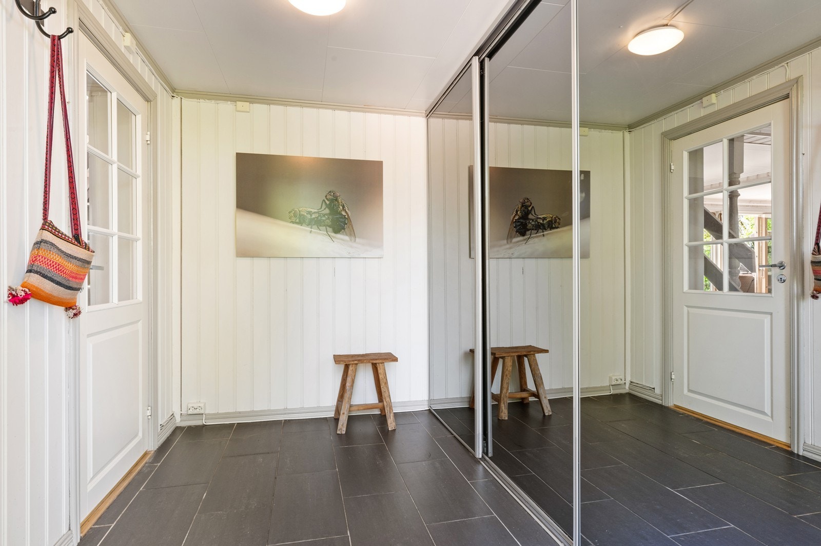 Gangen i første etasje har god plass til oppbevaring bak en romslig skyvedørsgarderobe med speilfronter. Galleribilde
