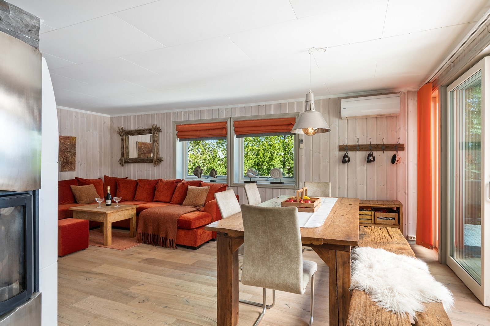Spisestuen er plassert med direkte utgang til terrassen. Galleribilde
