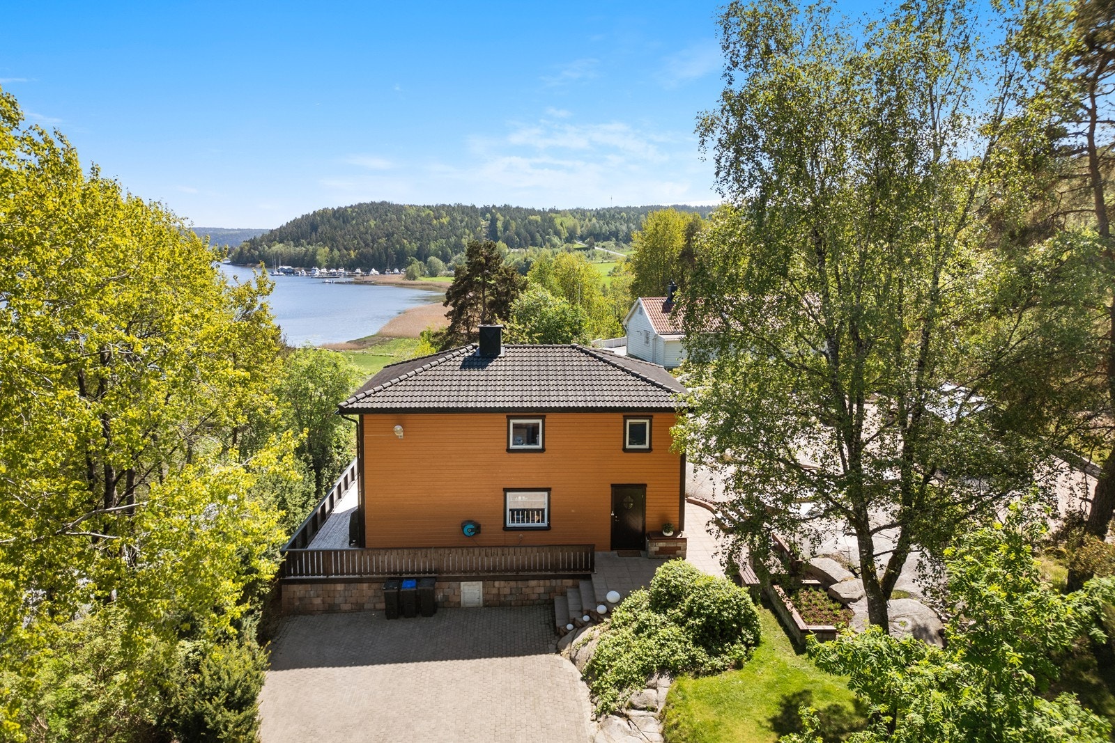 Eiendommen ligger i et rolig nabolag med umiddelbar nærhet til skog og sjø. Stor steinlagt gårdsplass med flere biloppstillingsplasser. Galleribilde