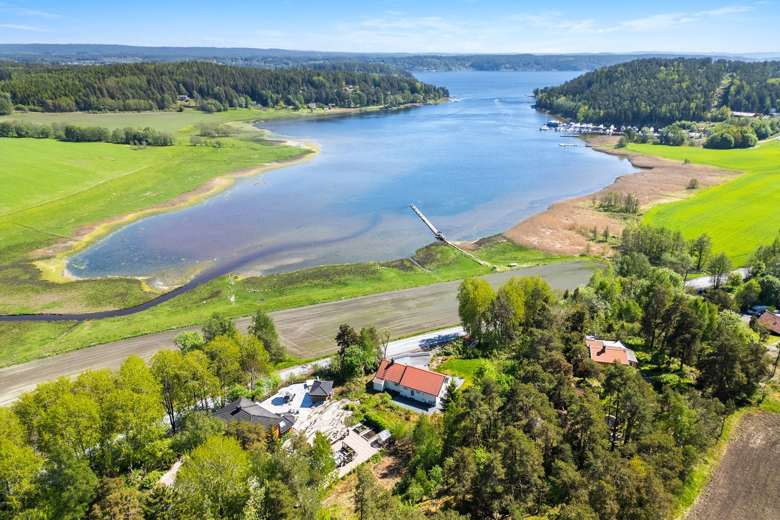 Beliggenhet ved Skjebergkilen, med kort vei til sjøen. Galleribilde