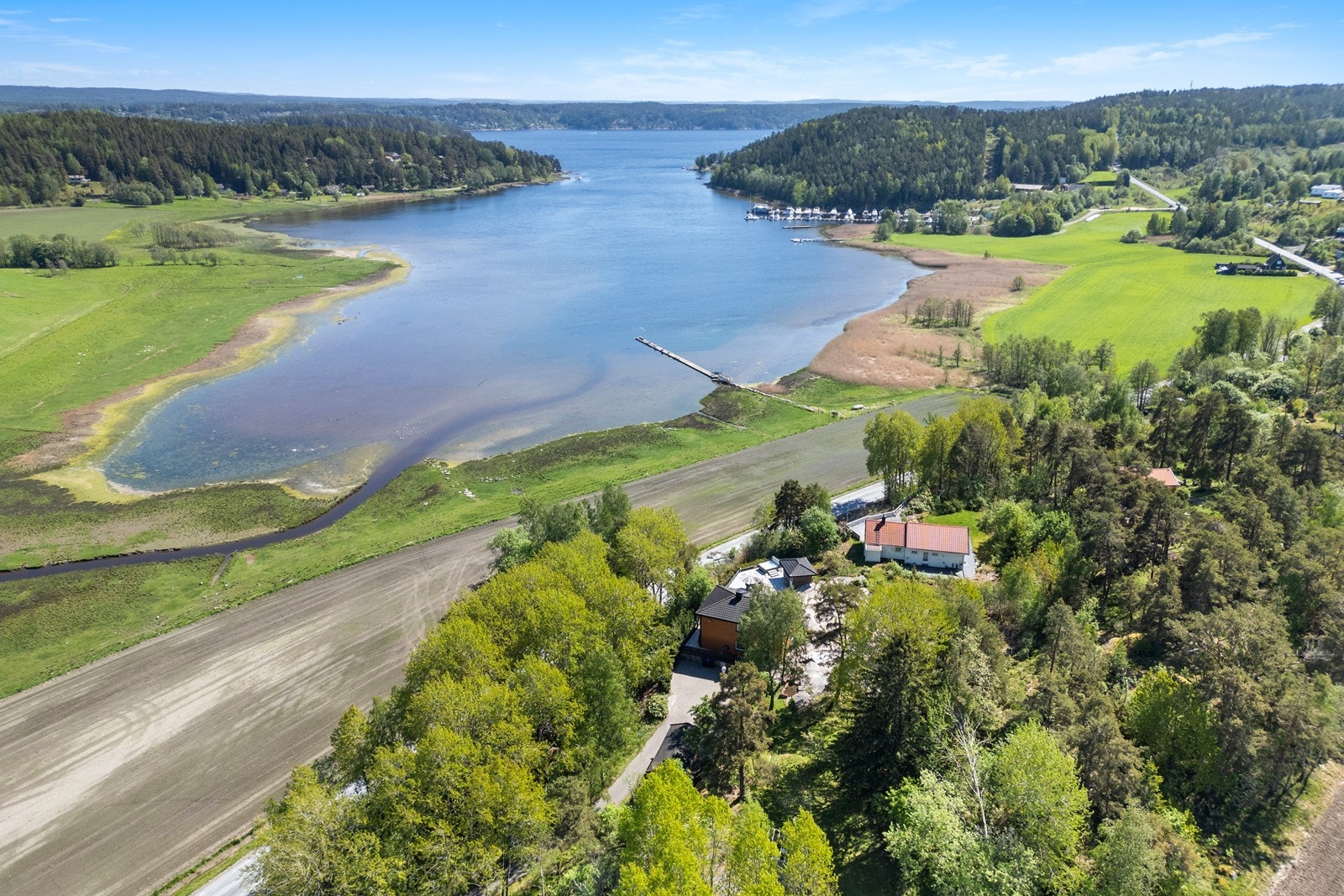 Nærmeste bussholdeplass, Langvik, er kun 300 meter unna. Galleribilde