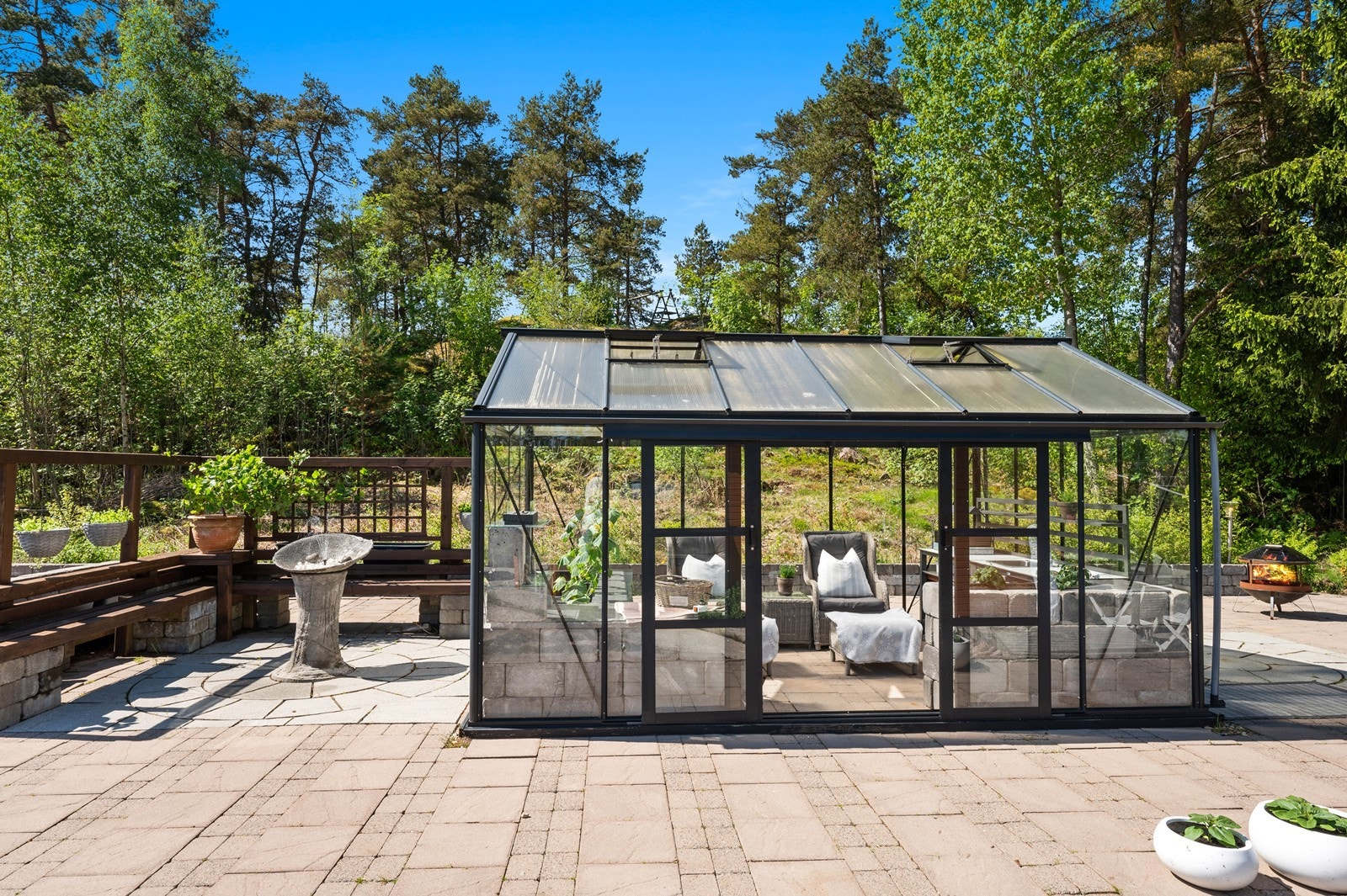 På tomten er det et drivhus som gir gode muligheter for dyrking, i tillegg kan dette benyttes som en ekstra utestue, i sommermånedene. Galleribilde