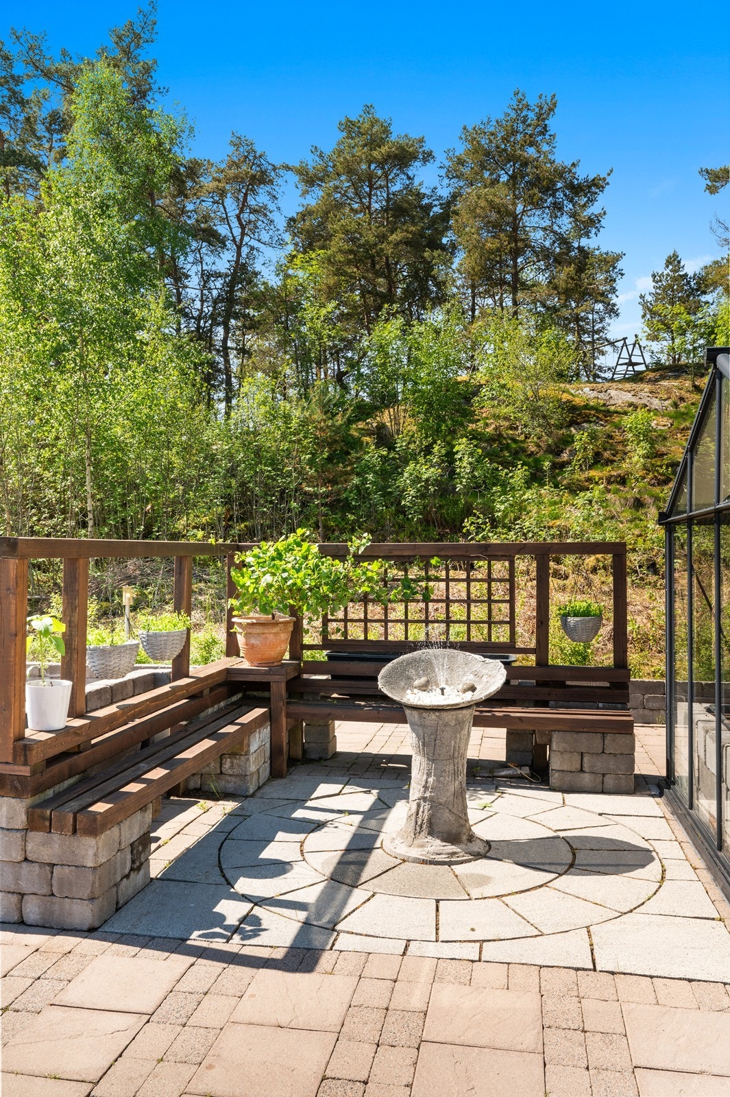 Uteområdet er pent opparbeidet med belegningsstein og beplantning. Galleribilde