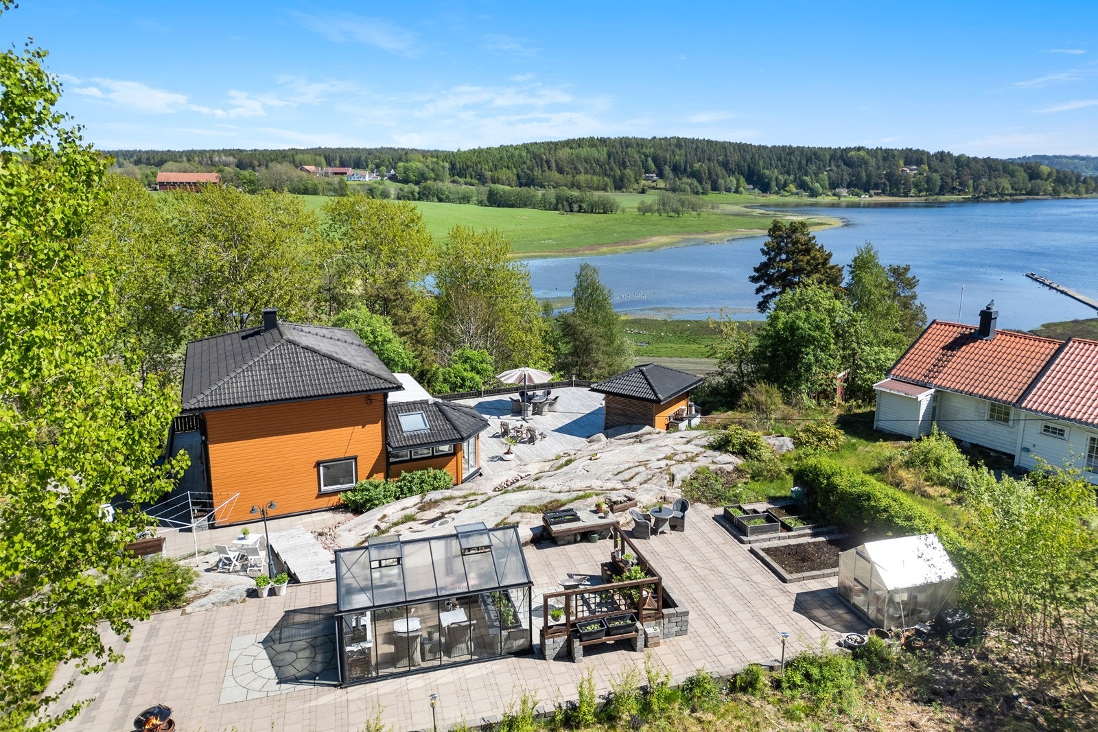 Flott eiendom med nærhet til sjøen. Her får du både bolig og hytte på samme plass. Galleribilde