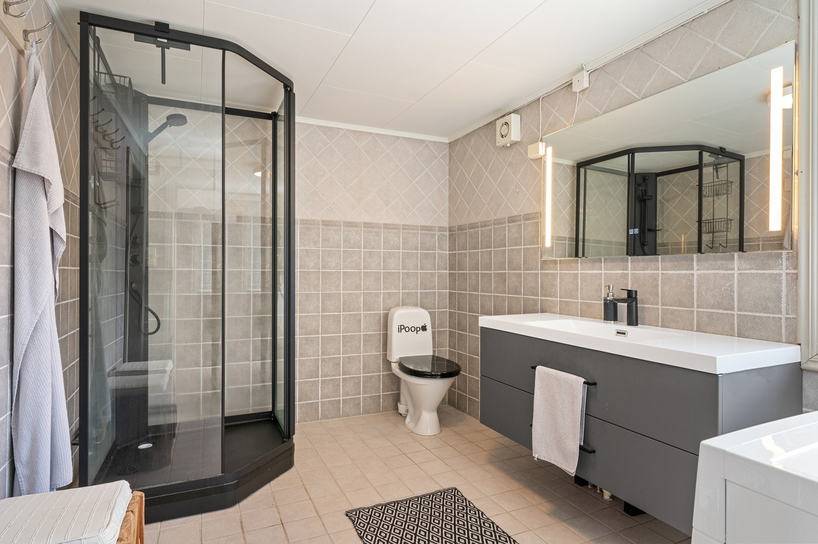 Badet i andre etasje har flislagte overflater fra 2003 og elektriske varmekabler i gulvet. Galleribilde